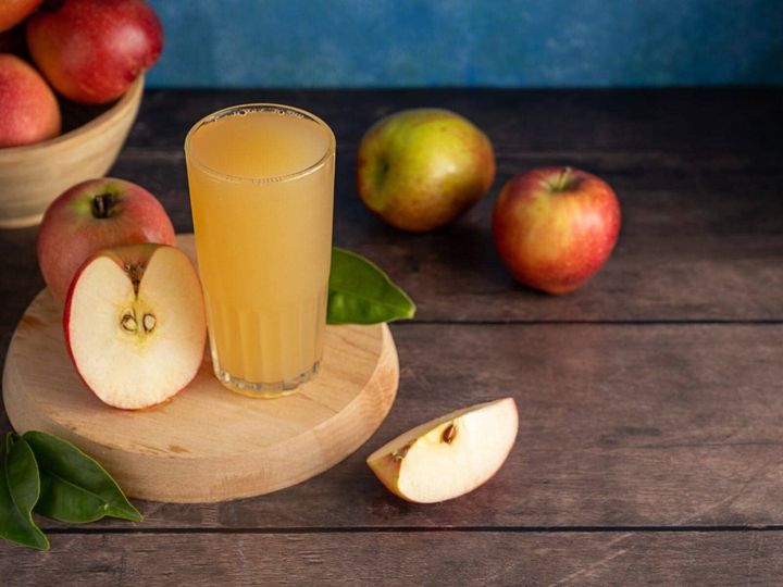 All About ニュース編集部が全国200人を対象に実施した「お土産に関するアンケート」の調査結果から、新年度のあいさつで贈りたい「青森県のお土産」ランキングを発表！ 2位「りんご茶（マキュレハウス）」を抑えた1位は？ ※画像はイメージです