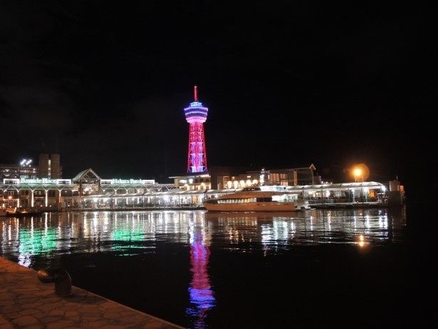 ブルーにライトアップされた博多ポートタワーと市営渡船 画像提供：福岡市港湾空港局