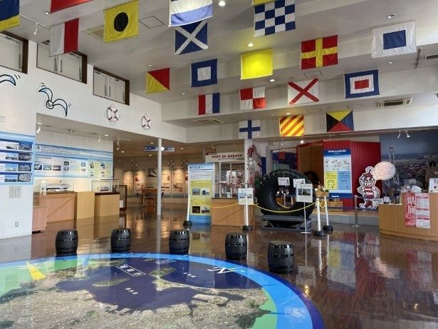 1階にある「博多港ベイサイドミュージアム」には博多港に関する展示物やパネルがそろう。こちらも入場無料 画像提供：福岡市港湾空港局