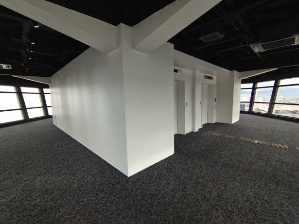 リニューアルした内観。黒と白で統一されており、広々としている。 画像提供：福岡市港湾空港局