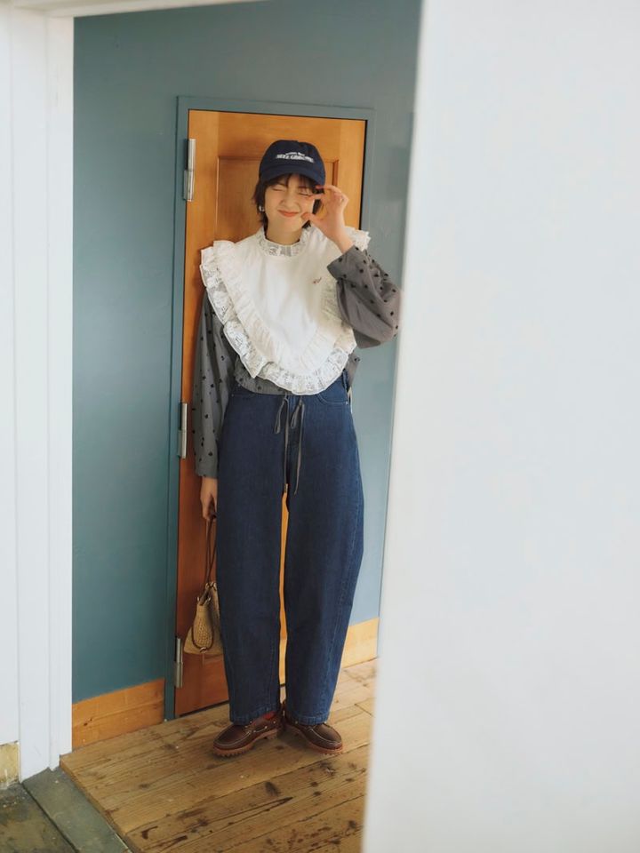 ゆったりと適度なカーブを描くトレンドのシルエット。フリルやレースとの甘口MIXを楽しむのも素敵。デニムパンツ￥4,990、ソックス￥390（ともに無印良品／無印良品 銀座） レースタンクトップ￥75,900（シー ニューヨーク）、シャツ￥46,200（バウム・ウンド・ヘルガーテン／ともにS&T） キャップ￥8,250（ザ シンゾーン／シンゾーン ルミネ新宿店） ピアス￥3,410（ミミサンジュウサン／サンポークリエイト） バッグ￥25,300（アポワンウテセ／サロン アダム エ ロペ） シューズ￥25,300（ティンバーランド／VF ジャパン）