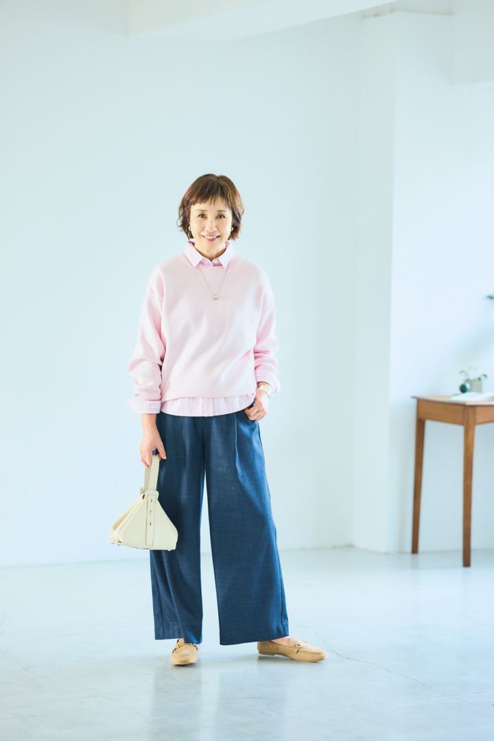 ニット¥2,490、靴¥2,990／ともにジーユー、シャツ¥28,600／ドロウェル、パンツ¥16,500／ソージュ（ソージュ オンラインストア）、バッグ¥126,500／アドヴェン（トゥモローランド）、ピアス¥27,500、ネックレス¥37,620／ともにバルブス、バングル¥30,360／アドラル（すべてズットホリック）