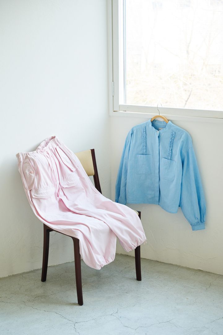 目にすると穏やかな気持ちになれる淡いブルーとピンク。天然素材の綿100％なら、デリケートな肌にやさしく寄り添ってくれます。右：シャツ¥22,000／ル シェルド ハリス（金万）、左：パンツ¥26,400／ティッカ