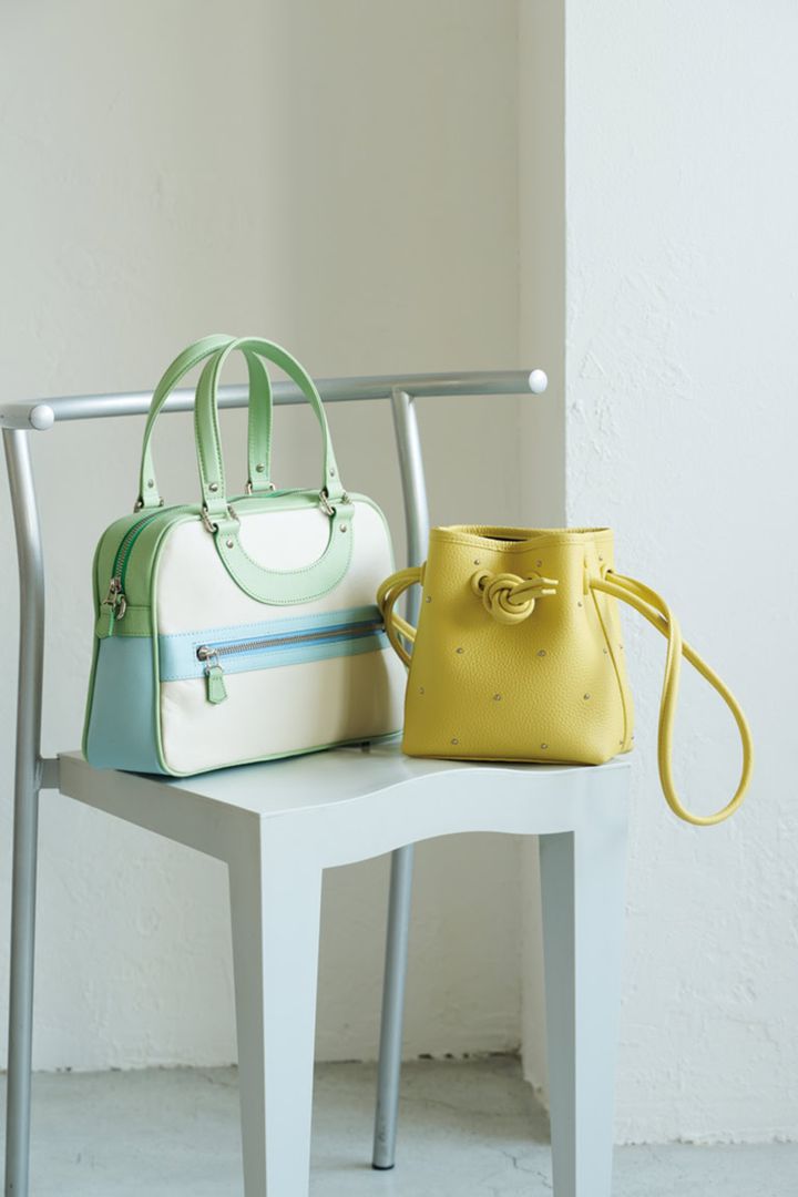 右：別注バッグ［H18×W16×D9㎝］¥47,300／ヴァジック（トゥモローランド）、左：バッグ［H21×W29×D9㎝］¥102,300／ジャック・ル・コー（アッシュ・ペー・フランス）