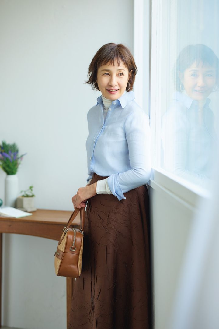 シャツ¥68,200、スカート¥148,500／ともにマディソンブルー、タートルネックトップス¥11,000／ソージュ（ソージュ オンラインストア）、バッグ¥102,300／ジャック・ル・コー（アッシュ・ペー・フランス）、ピアス¥8,800／アビステ