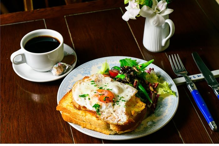 モーニングの人気メニュー「クロックマダムセット」1650円（コーヒーか紅茶付き）