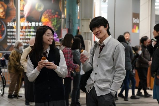 下校途中にコロッケを買うシーンの山時と南 [c]2026映画『90メートル』製作委員会