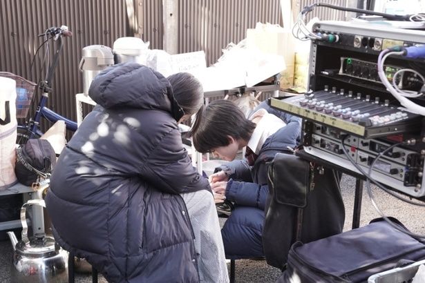 【写真を見る】役への理解がより深まった山時が菅野の爪を切るシーン [c]2026映画『90メートル』製作委員会