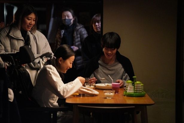 カレー作りを練習して撮影に臨んだという山時 [c]2026映画『90メートル』製作委員会