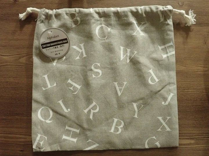 DAISO(ダイソー)：コットン巾着袋(英字)