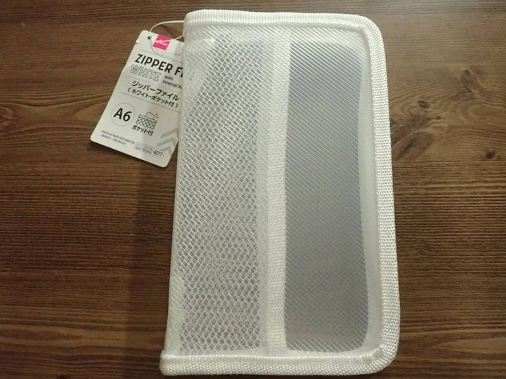 DAISO(ダイソー)：A6ジッパーファイル(ホワイト、ポケット付)