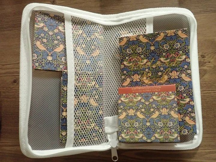 DAISO(ダイソー)：A6ジッパーファイル(ホワイト、ポケット付)