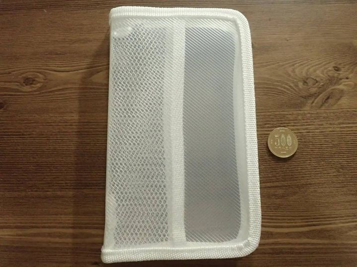 DAISO(ダイソー)：A6ジッパーファイル(ホワイト、ポケット付)