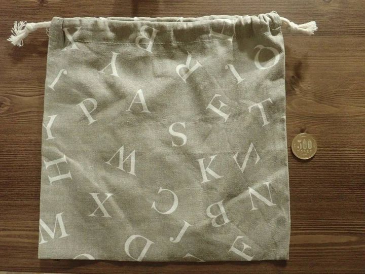 DAISO(ダイソー)：コットン巾着袋(英字)