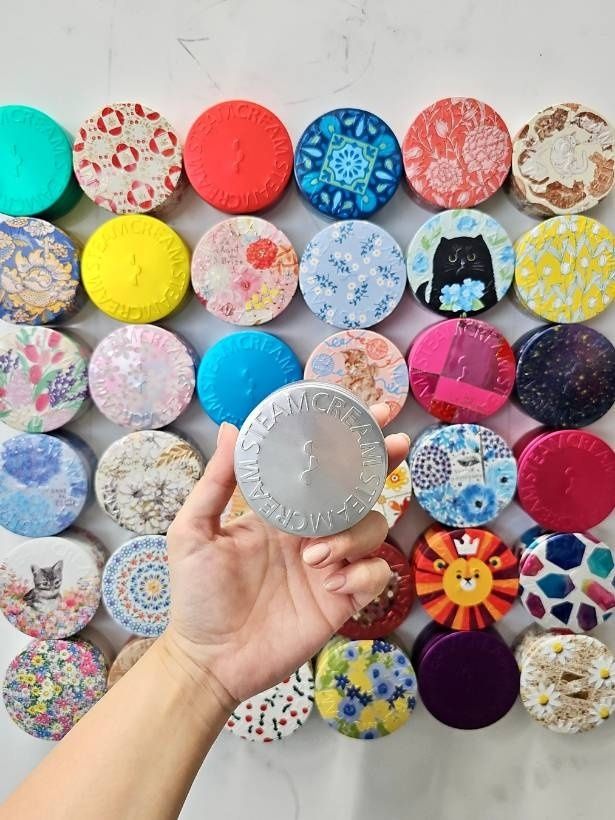 多彩なデザイン缶が揃うスチームクリームのアルミ缶。使用後も再利用できるサステナブルな容器は、コレクションとしても人気