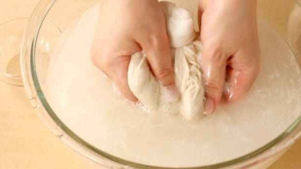 少量ずつ手仕事で生産される