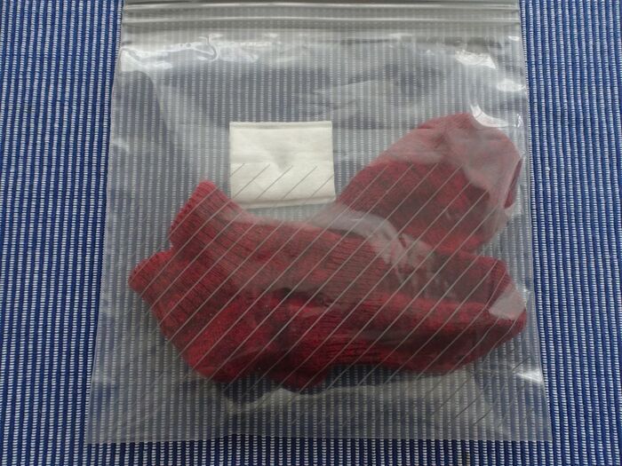 密封袋の中に汚れ物と一緒にいるだけ