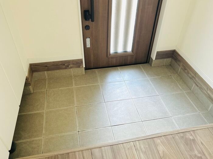 ゴシゴシ洗いはもう不要！『玄関掃除』はこの方法でピカピカになりますよ♪【簡単お掃除テク】