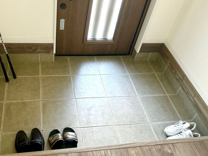 ゴシゴシ洗いはもう不要！『玄関掃除』はこの方法でピカピカになりますよ♪【簡単お掃除テク】