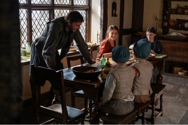 シェイクスピアの妻、アグネス役で圧巻の演技を見せている(『ハムネット』) [c]2025 FOCUS FEATURES LLC.