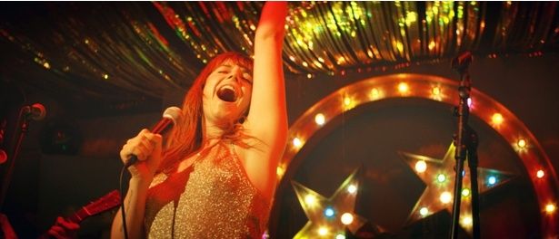 圧巻の歌唱力も彼女の持ち味の一つ(『ワイルド・ローズ』) [c] Neon /courtesy Everett Collection