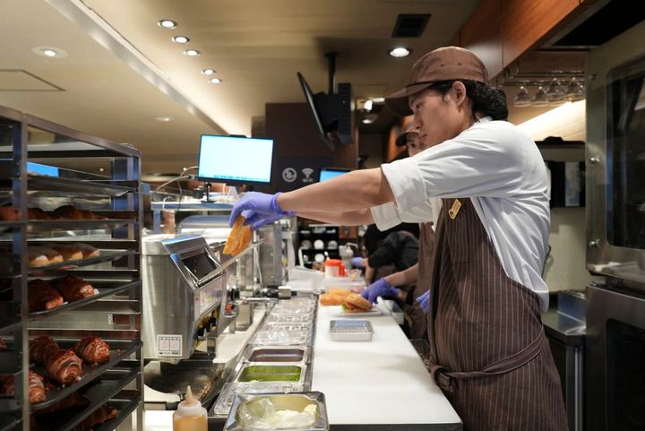 一番の注目は、注文を受けてから目の前で調理・仕上げを行う「ツーオーダー方式」の導入