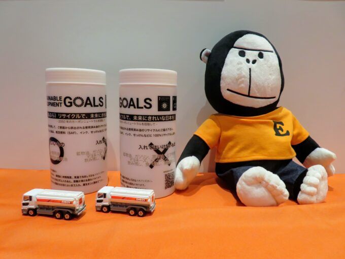 廃食用油の専用リターナブルボトル（左）