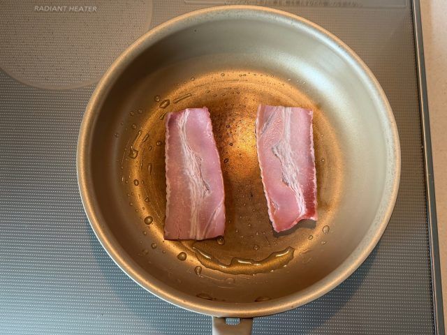 フライパンにのせたベーコン