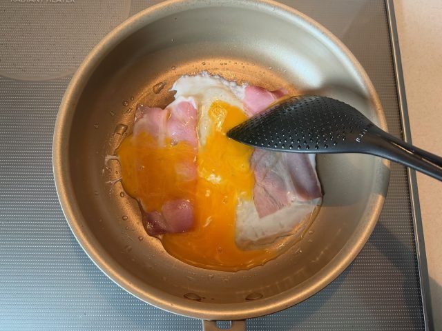 フライパンに卵を入れる