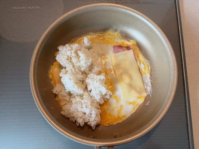 フライパンにご飯を入れる