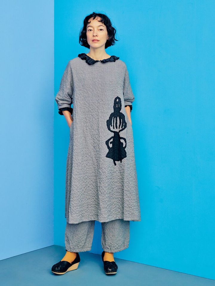 ワンピース¥40,700、パンツ¥31,900／ともにア・パート オブ ミー（ワイズフォーリビング）、中に着た黒いブラウス／スタイリスト私物