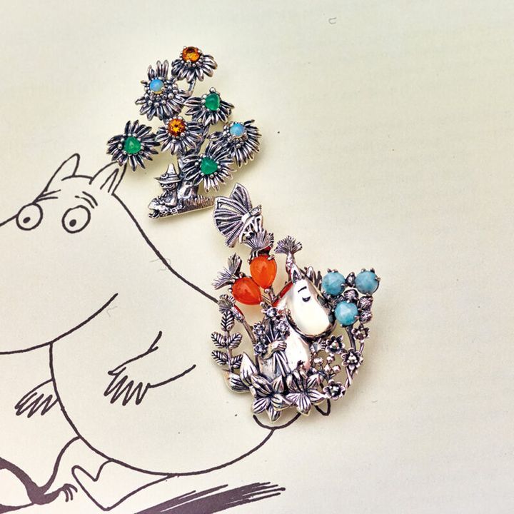 木陰に佇むスナフキン ブローチペンダント¥36,300、花摘みムーミン ブローチペンダント¥33,000／ともに碌山ショップ