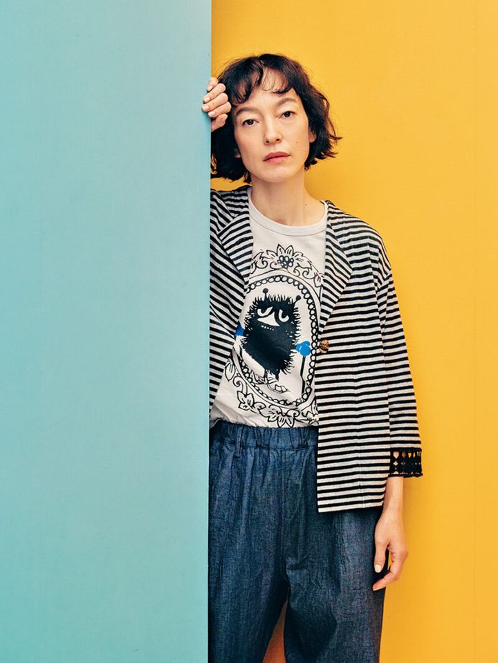 カーディガン¥35,200、Tシャツ¥9,900、パンツ¥29,700／すべてア・パート オブ ミー（ワイズフォーリビング）