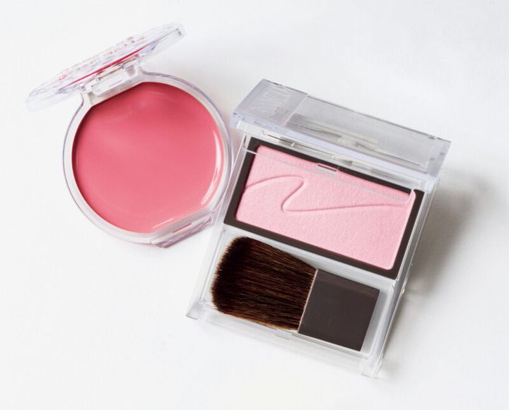 （右）パウダーなのに溶け込むような質感で、肌からふんわりと浮き上がったような仕上がりに。 セザンヌ チークブラッシュ 03 ¥550／セザンヌ化粧品 （左）肌にのせるとサラサラに変わる、クリームジェルチーク。ノンパールで、ほわっと優しい発色に。 キャンメイク クリームチーク25 ¥638／井田ラボラトリーズ