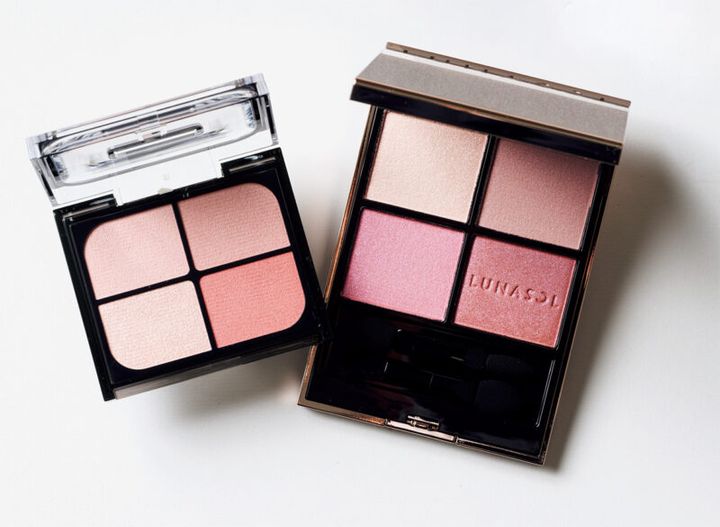 （右）華やかな青みピンク２色と柔らかいブラウン２色の組み合わせ。ルナソル アイカラーレーションN EX14 ¥7,700（限定発売）／カネボウ化粧品 （左）使いやすいコーラルピンク系。チークとしても使えるマルチカラー。ケイト バウンシーチークシャドウPK-2 ¥1,650（編集部調べ）／カネボウ化粧品