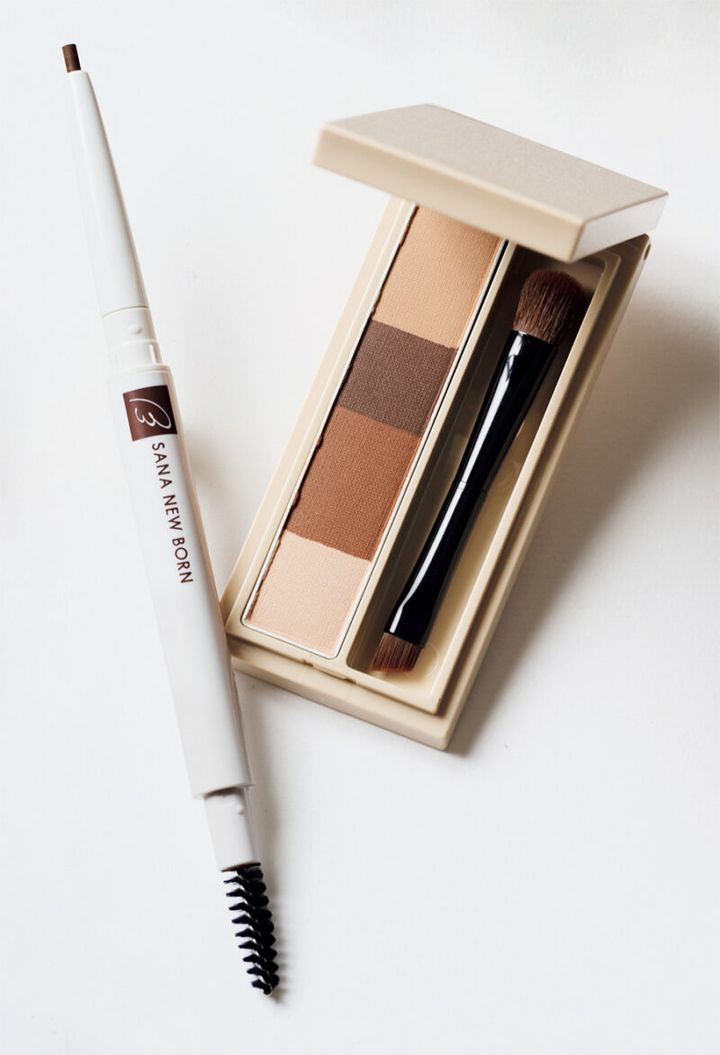 （右）4色セットのアイブロウパウダー。やや明るめ〜やや暗めの髪色に合う組み合わせ。 ヴィセ フラッフデザイン アイブロウパウダー BR-2 ¥1,320（編集部調べ）／コーセー （左）描いた後、反対側のブラシでぼかすとふんわりとした仕上がりに。 サナ ニューボーン イージーアイブロウ03 ¥990／常盤薬品工業