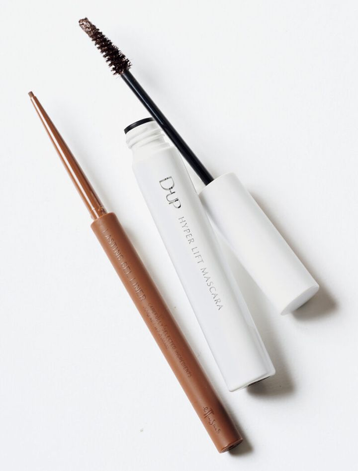 （右）ロングもカールも叶える。こっくり深いブラウン。ディーアップ ハイパーリフトマスカラ ブラウンブラック ¥1,650／ディー・アップ （左）温かみのあるブラウンでさりげなく目元を強調。なめらかな描き心地。エテュセ ラスティング ジェルライナー 03 ¥1,430／エテュセ