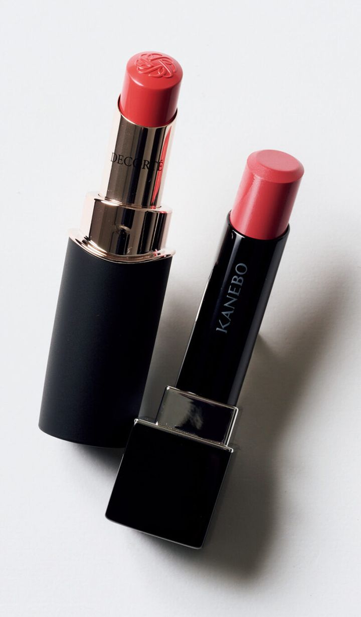 （右）透明感のあるローズピンク。厚みのあるツヤ膜が、大人の唇をふっくらと見せる。カネボウルージュスターヴァイブラント V17 ¥5,060／カネボウインターナショナルDiv. （左）華やかで上品なピンク。うるおい保持成分が、唇のうるおいを守る。ルージュデコルテ クリームグロウ 18G¥5,500／コスメデコルテ