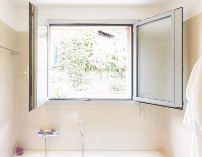 浴室を換気する人