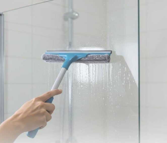 お風呂の水切りをする人