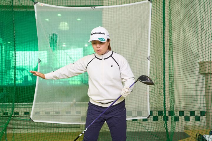 ドライバーの振り遅れを防ぐ方法！「クラブを立てながらバックスイング」と女子プロ