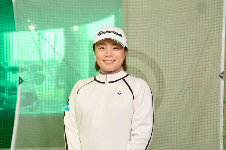 ドライバーの振り遅れを防ぐ方法！「クラブを立てながらバックスイング」と女子プロ