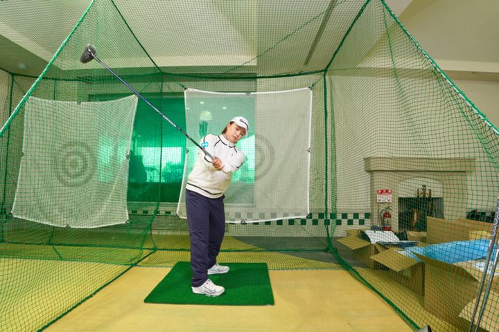 ドライバーの振り遅れを防ぐ方法！「クラブを立てながらバックスイング」と女子プロ