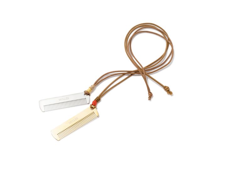 ブランドの刻印を施したステンレス製のコーム。