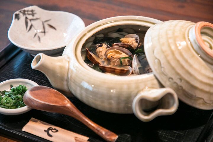 海の恵みがたっぷり♪愛知・蒲郡の「手打ちうどん やをよし」で、春の訪れを感じる一品を