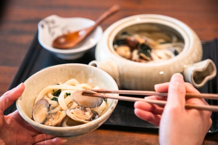 海の恵みがたっぷり♪愛知・蒲郡の「手打ちうどん やをよし」で、春の訪れを感じる一品を