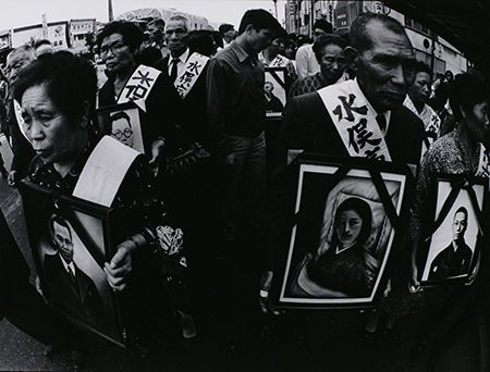 W. ユージン・スミス 《無題（認定患者の遺影を持つ親族たち) 》〈水俣〉より 1972年 東京都写真美術館蔵 Photo_ ©Aileen Mioko Smith