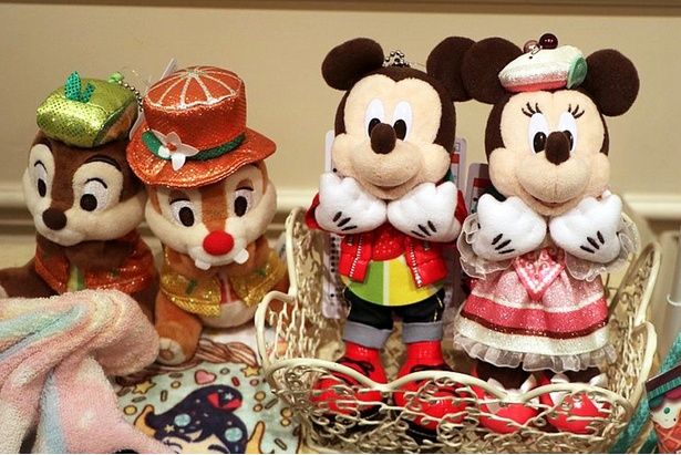 写真左からチップとデールの「ぬいぐるみバッジセット」(4200円)、ミッキーマウスとミニーマウスの「ぬいぐるみバッジ」(各2800円)。これらは2026年4月8日(水)発売