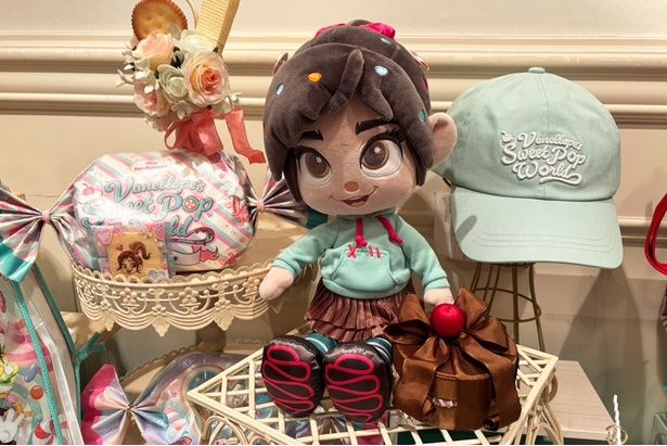 写真左から、キャンディーのようなパッケージがかわいい「クッキー」(1000円)、ヴァネロペの「ぬいぐるみ」(5500円)、さわやかなライトグリーン色の「キャップ」(3200円)。これらは2026年4月8日(水)発売