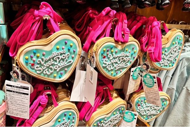 ヴァネロペのチャームもポイント！ハート形のクッキーをモチーフにした「ネックポーチ」(2800円)も発売中